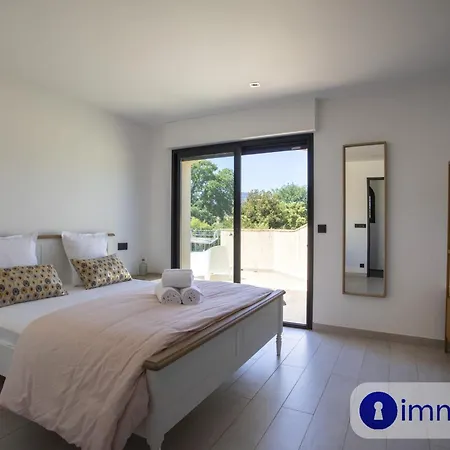 Air-conditioned With Pool And Garden Villa *