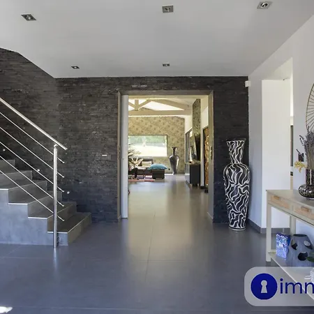 Vila Air-conditioned With Pool And Garden
