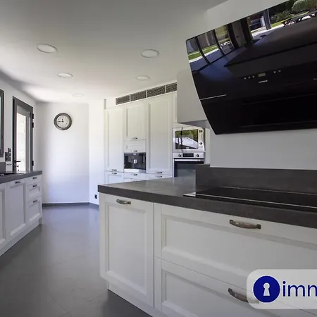 Air-conditioned With Pool And Garden Villa *