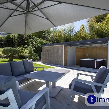 Air-conditioned With Pool And Garden Villa *