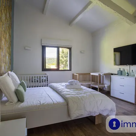 Air-conditioned With Pool And Garden 别墅