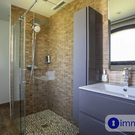 Air-conditioned With Pool And Garden *