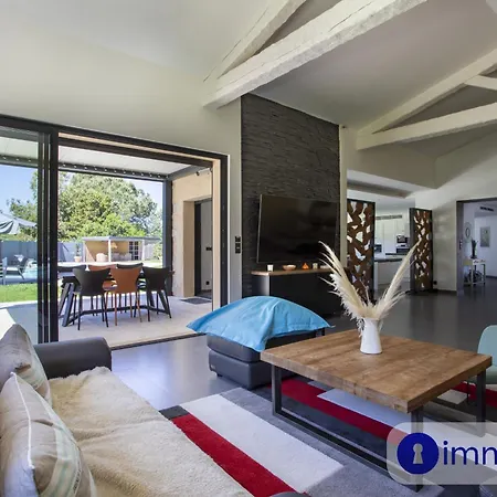 别墅 Air-conditioned With Pool And Garden