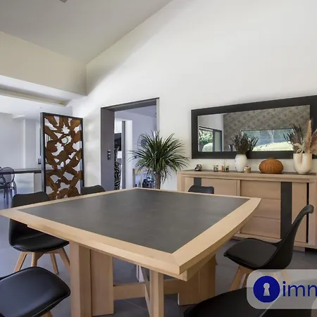 Air-conditioned With Pool And Garden 别墅 *